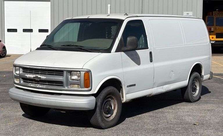 2001 Chevrolet Express 3500 Van image