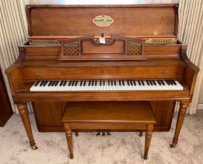 Story & Clark 2528 Piano image