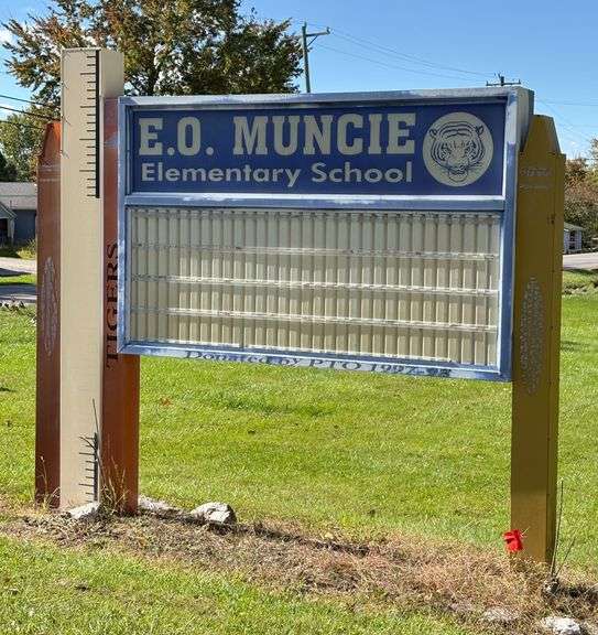 E.O. Muncie "Elementary School" Sign image