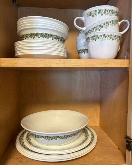 Corning Correlle "Spring Blossom Green" Place Settings image