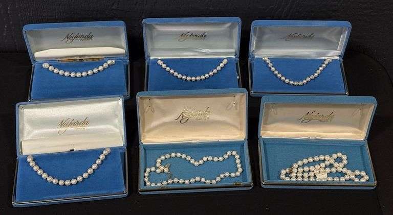 Najarda Pearl Necklaces image