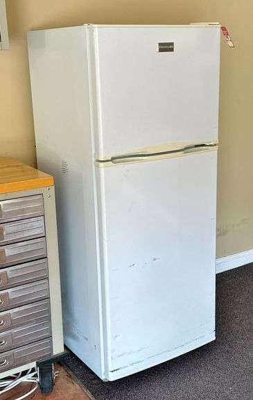 Frigidaire Refrigerator/Freezer FFTR1022QW image