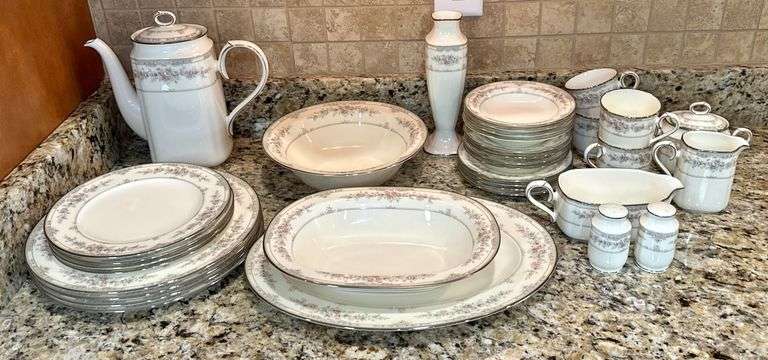 Noritake 34-PC Dinnerware Set image