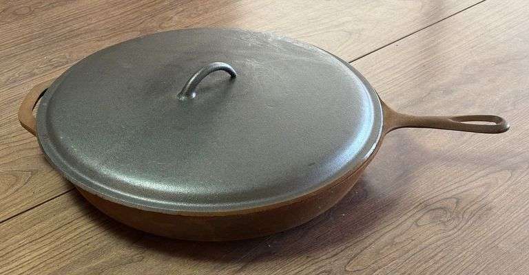 Lodge Cast Iron Skillet with Lid image