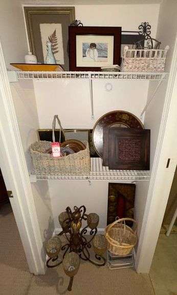 Light Fixture & Wall Décor image