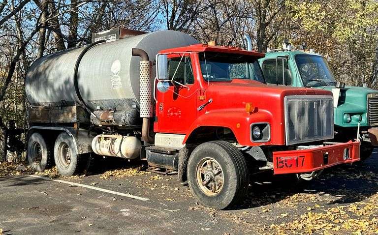 1990 International F-2674 Truck with Etnyre S-2000 Black Topper Asphalt Distributor image