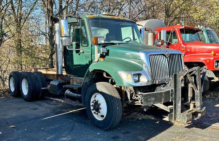 2002 International 7400 6x4 Truck image