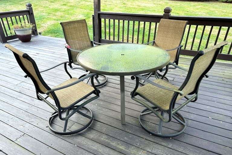 Outdoor Patio Table & Chairs image