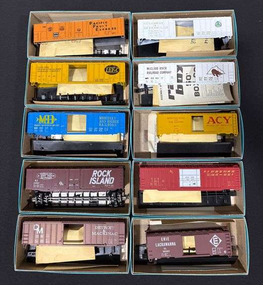 Athearn HO Guage Unassembled Box Cars image