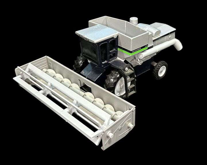 ERTL Deutz-Allis Gleaner L3 Combine with Bean Head image