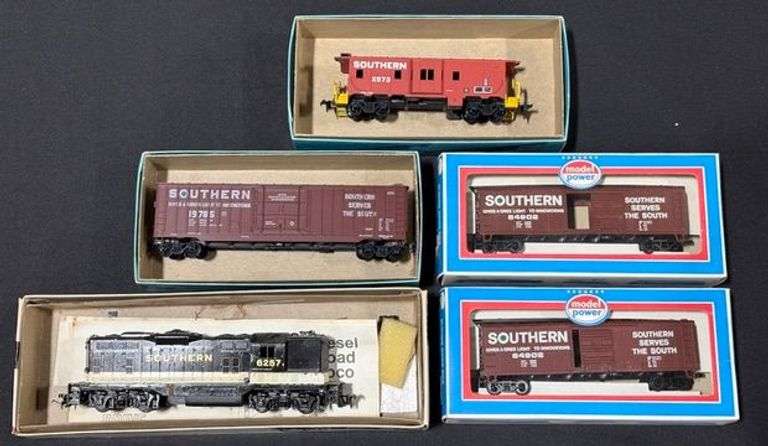 Ho Guage Southern Railway Locomotive & Box Cars image