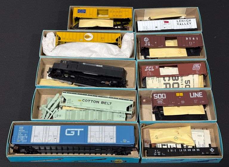 Athearn HO Guage Unassembled Box Cars image