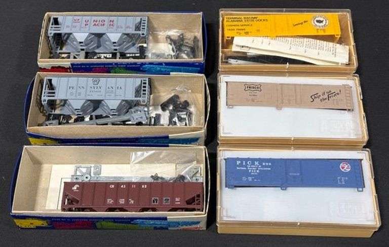 HO Guage Unassembled Box Cars image