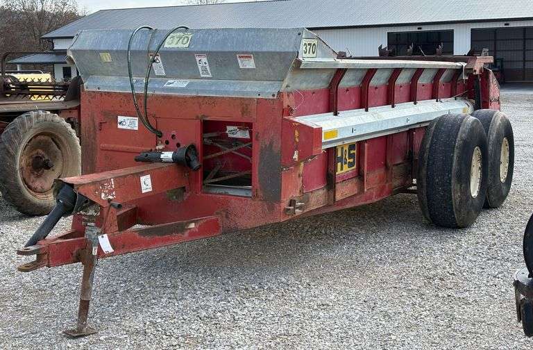 H&S 370 Manure Spreader image