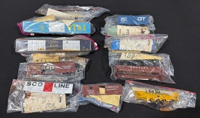 HO Guage Unassembled Box Cars image