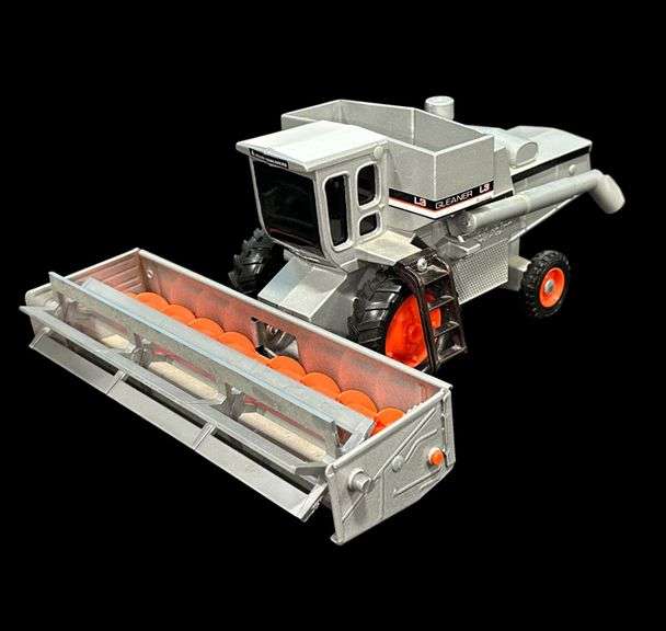 ERTL Allis-Chalmers Gleaner L3 Combine with Bean Head image