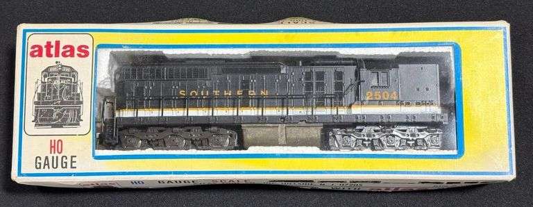 Atlas HO Gauge No. 7004 Southern SD24 Diesel Locomotive image