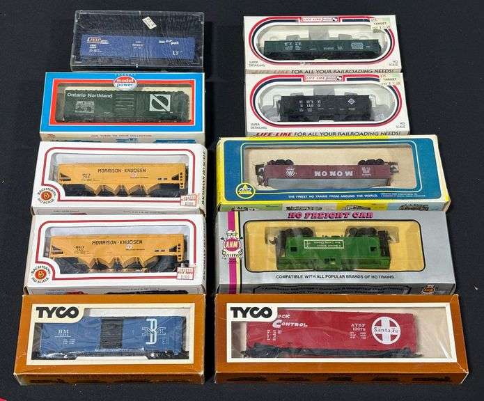 HO Guage Unassembled Box Cars image