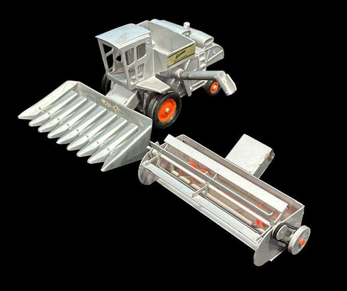 ERTL Allis-Chalmers Gleaner Combine with Two Heads image