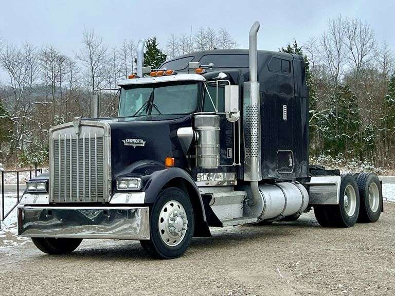 1999 Kenworth W900 Semi Truck image