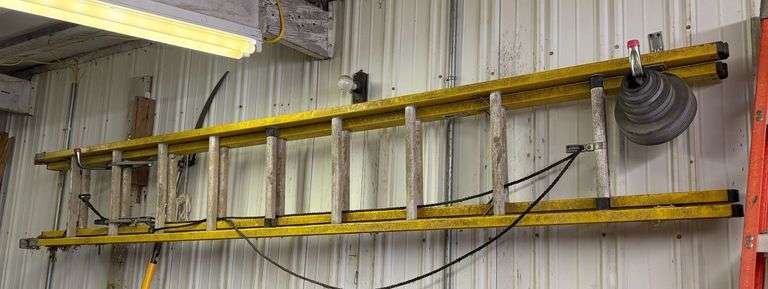 Louisville 16' Fiberglass Extension Ladder image