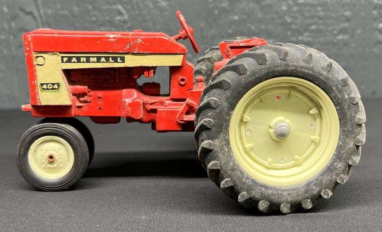 ERTL Farmall 404 Tractor