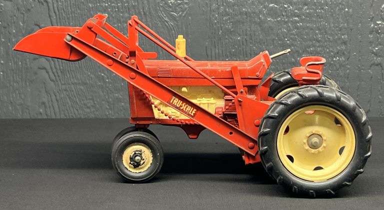 Hubley Farmall 560 with Tru-Scale Loader