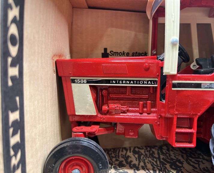 ERTL IH 1586 Tractor