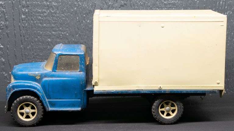 ERTL International Loadstar Truck with Enclosed Van Body Bed