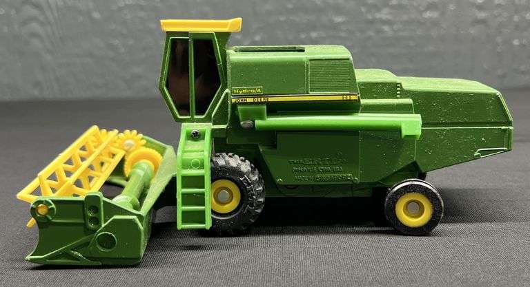 ERTL John Deere 985 Combine