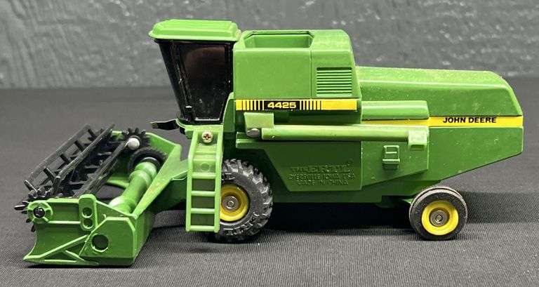 ERTL John Deere 4425 Combine
