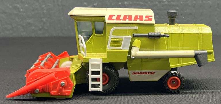 Claas Dominator Combine
