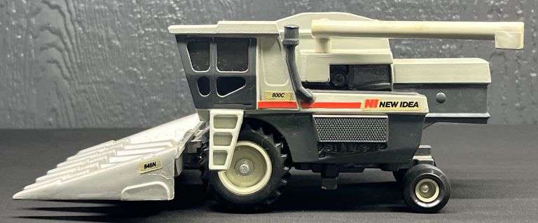 New Idea 819 Combine