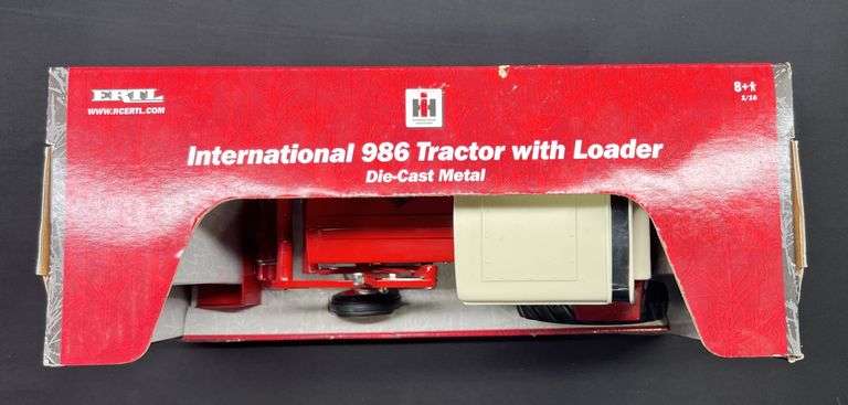 ERTL IH 986 Tractor with Loader