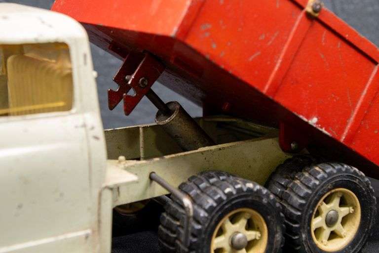 ERTL International Loadstar Truck with Hydraulic Dump Bed