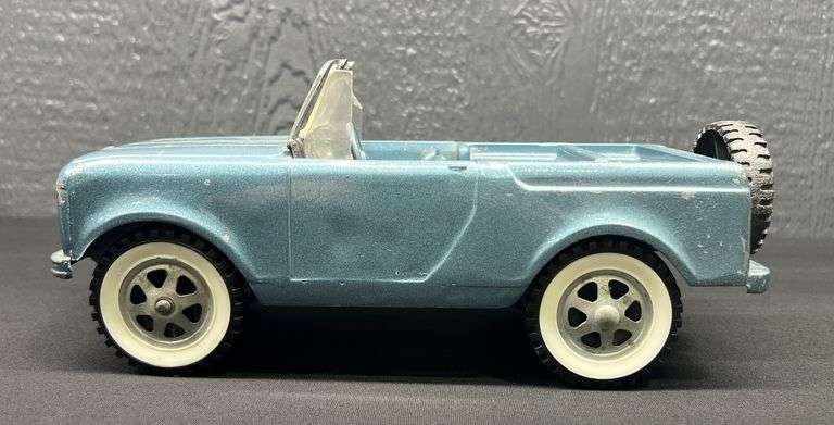 ERTL International Scout Truck