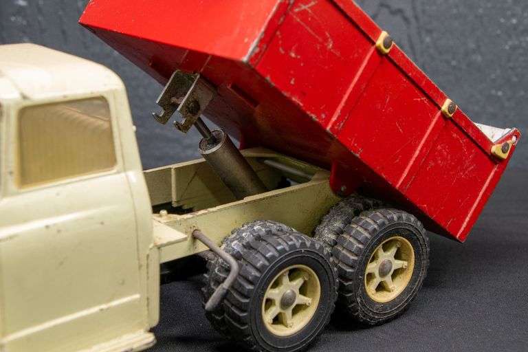 ERTL International Loadstar Truck with Hydraulic Dump Bed