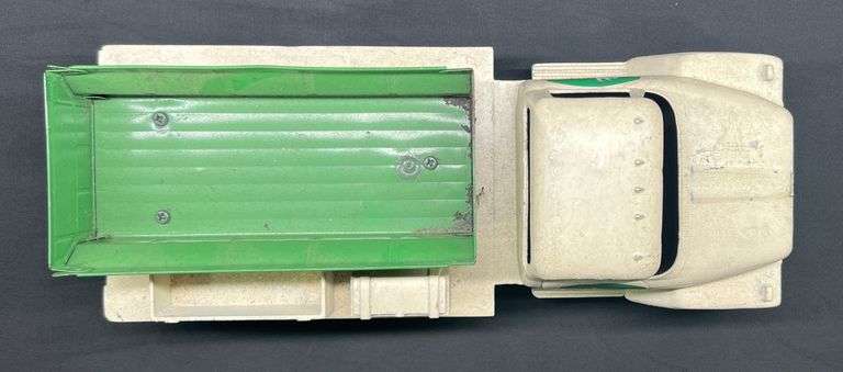 ERTL International Loadstar Truck with Forage Box Bed