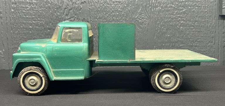 ERTL International Loadstar Truck with Flatbed