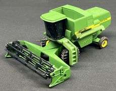 ERTL John Deere 4425 Combine