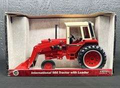 ERTL IH 986 Tractor with Loader