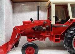 ERTL IH 986 Tractor with Loader