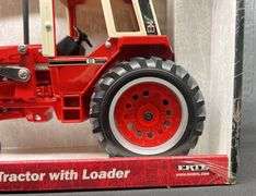 ERTL IH 986 Tractor with Loader