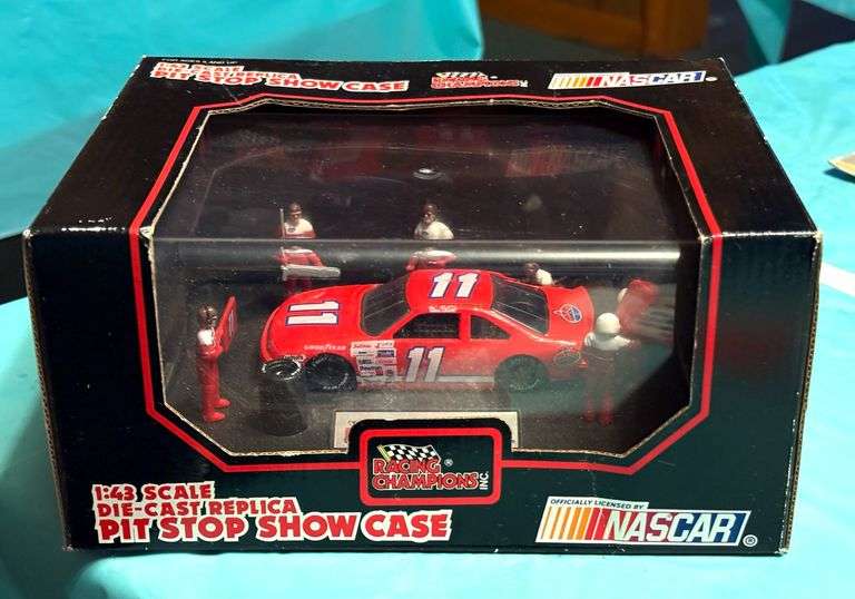 Nascar Bill Elliott 1:43 Scale Die-Cast Pit Stop Showcase Car image