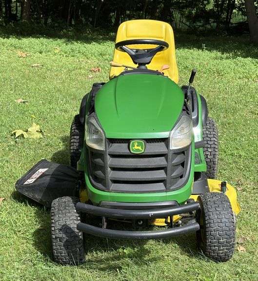 John Deere D130 Lawn Tractor
