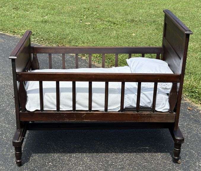 Early American Child's Decorative Rocking Style Bed/Crib
