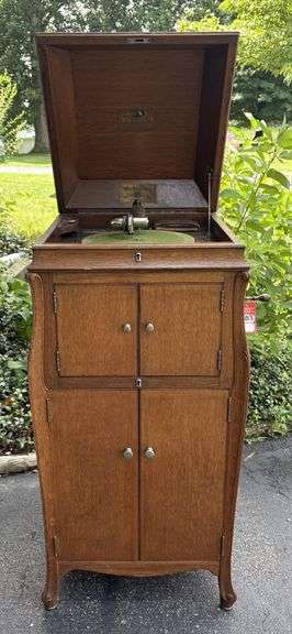 Victor Talking Machine Co. Floor Model Victrola