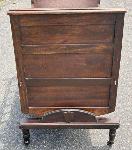 Early American Child's Decorative Rocking Style Bed/Crib