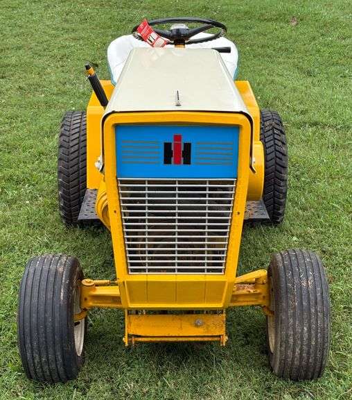 1967 International Cub Cadet 123 Hydrostatic Lawn & Garden Tractor