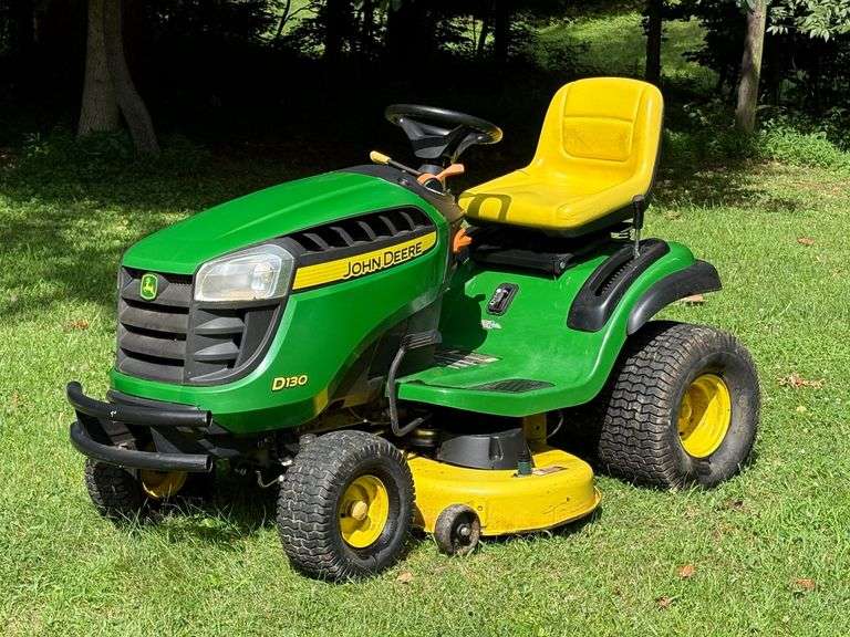John Deere D130 Lawn Tractor